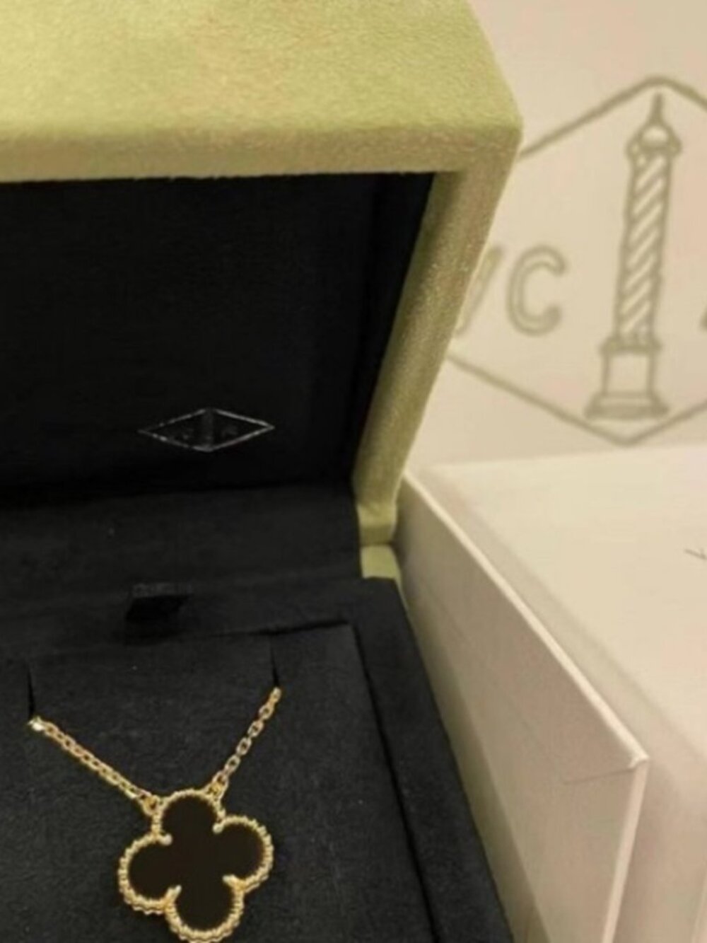 ✨ Van Cleef & Arpels Black Necklace ✨ - Picture 2 of 5